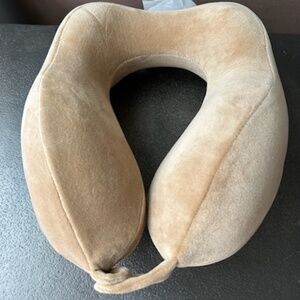 Brookstone Travel Pillow (NWOT)